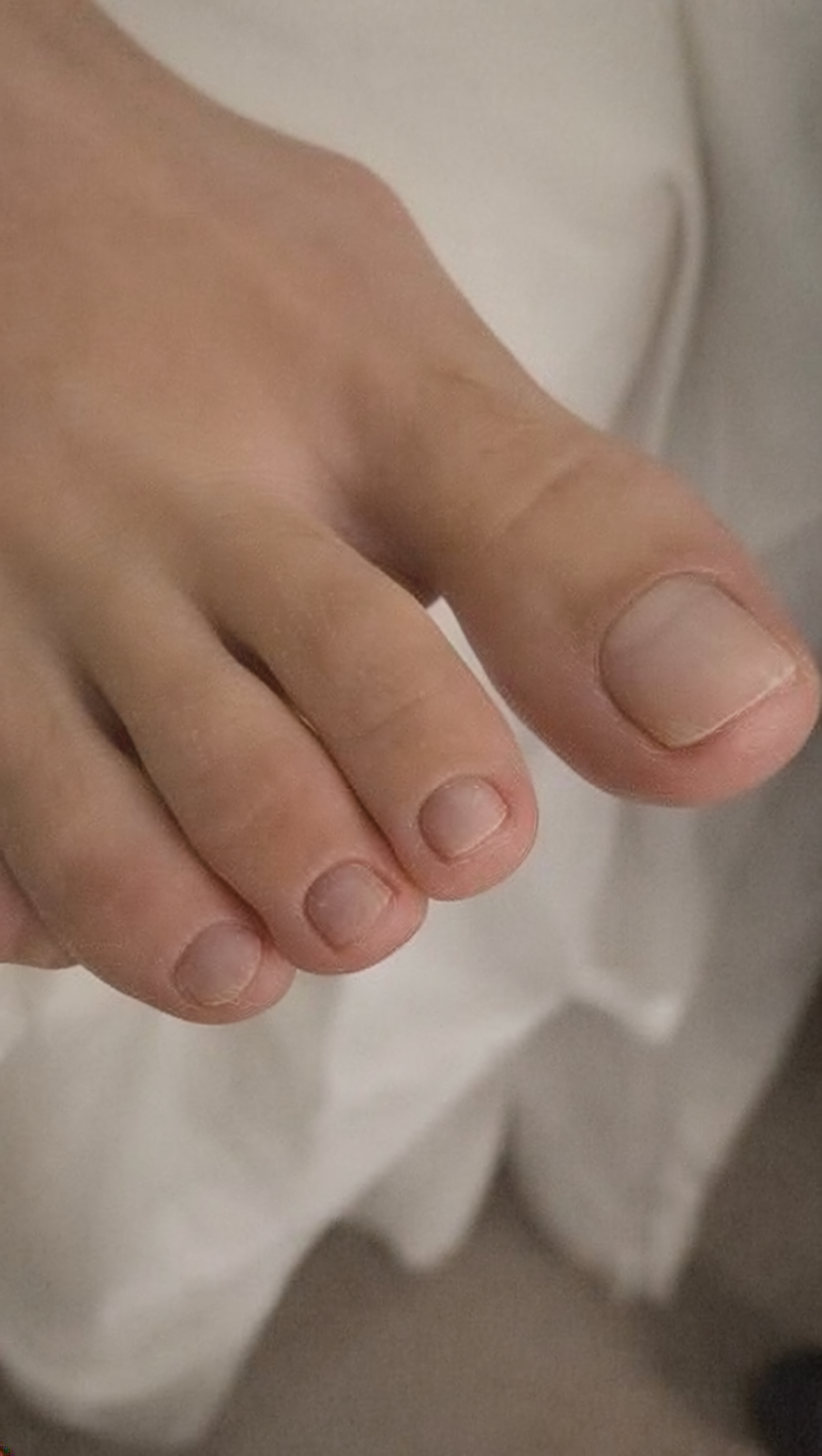 Natürlich gepflegte Fußnägel mit dezentem Nageldesign